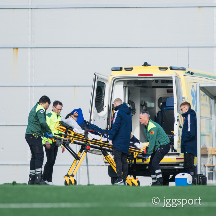 Fór af vellinum í sjúkrabíl.