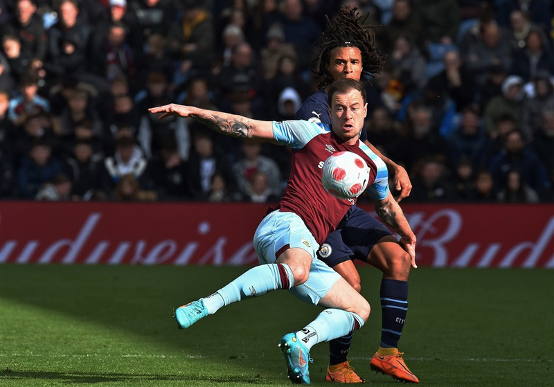 Barnes í leik með Burnley.