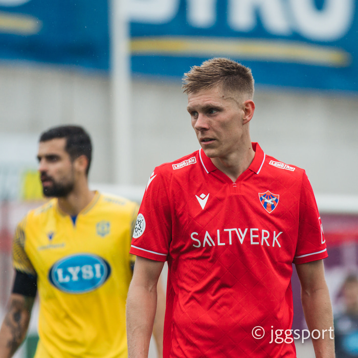 Aron í leik með Val í Mjólkurbikarnum í fyrrasumar.