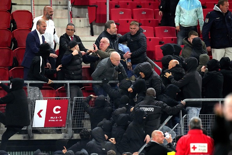 Hópur stuðningsmanna AZ Alkmaar reyndu að ráðast inn í stúkuna þar sem vinir og fjölskyldumeðlimir leikmanna West Ham voru.