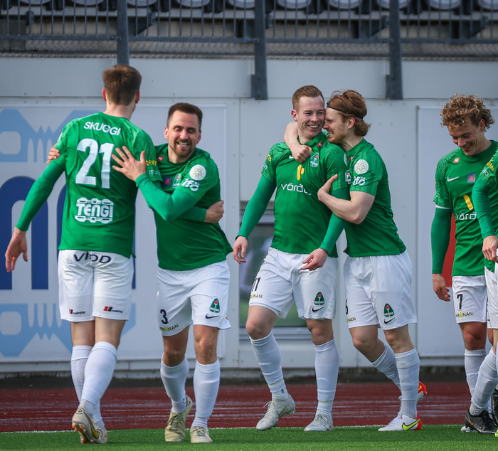 Blikar fagna á Kópavogsvelli.