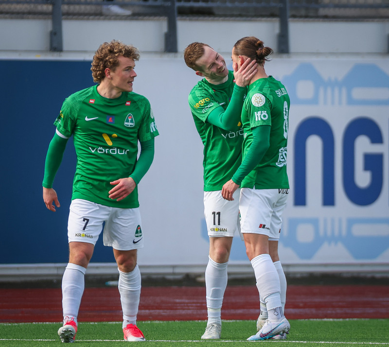 Gísli sáttur eftir markið og skoðar aðeins Viktor.