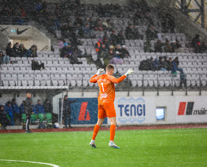 Anton hélt á sér hita í vonda veðrinu.