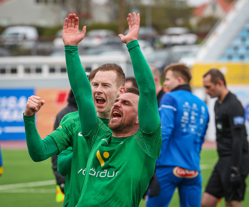 Fagnað eftir leik á Kópavogsvelli.