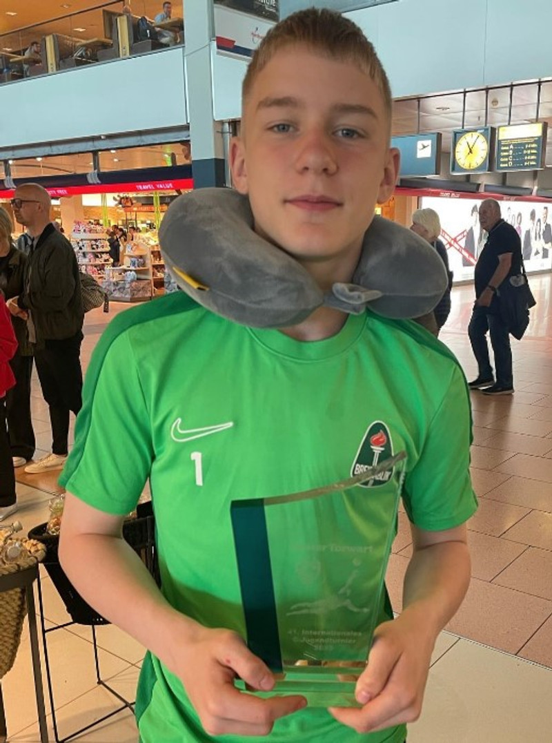 Gylfi Berg með verðlaunagripinn og klár í flugið heim.