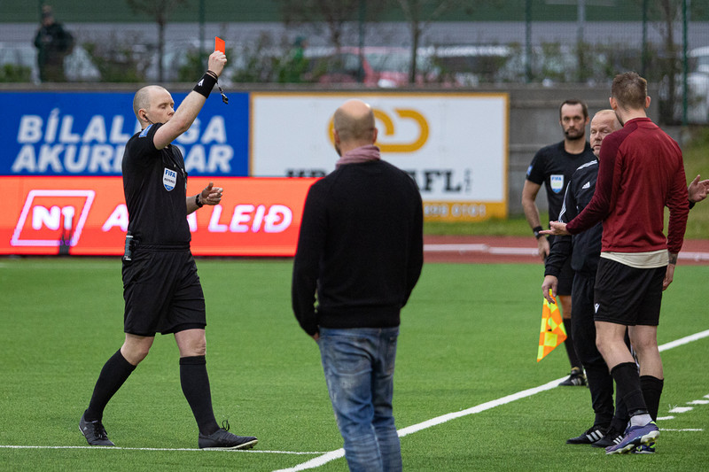 Sölvi Geir Ottesen aðstoðarþjálfari Víkings fær að líta rauða spjaldið.