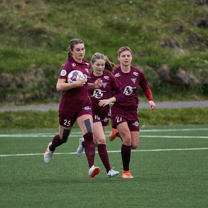 Murielle Tiernan með boltann eftir mark á síðasta tímabili. Teigurinn sem hún er að hlaupa úr skemmdist allur í vatnsflóðinu í vor.