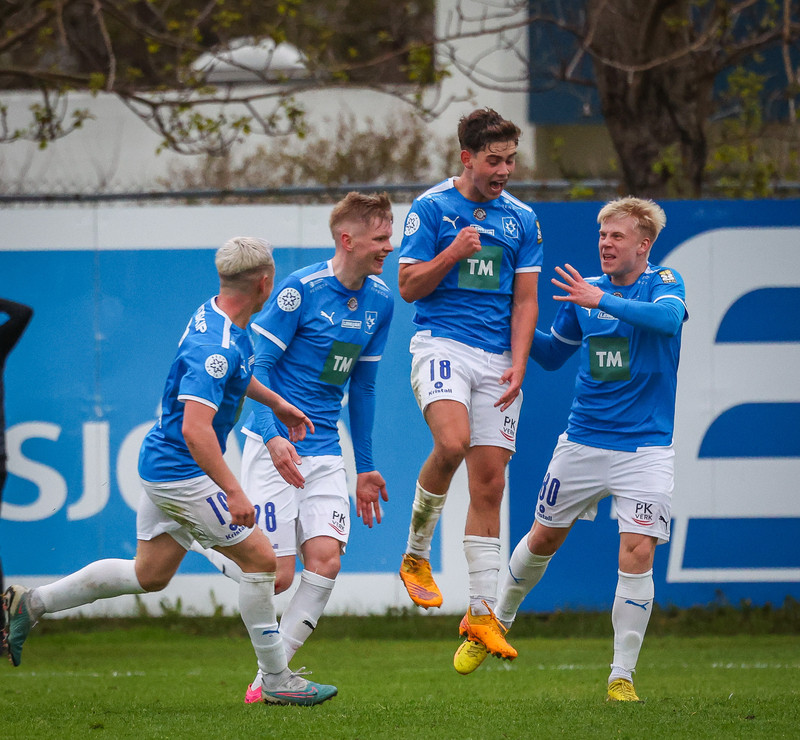 Hér má sjá þrjá af sjö landsliðsmönnunum fagna marki Baldurs Loga í gær. Eggert Aron, Róbert Frosti og Guðmundur Baldvin eru allir í U19.