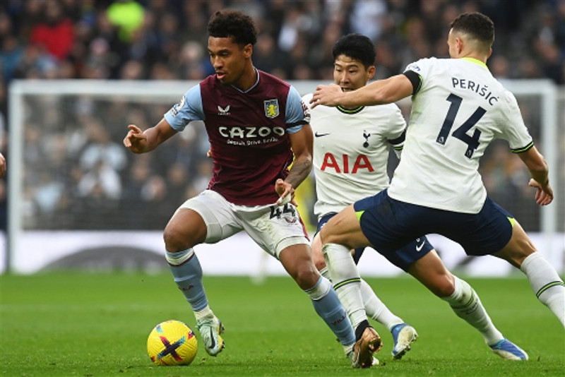 Boubacar Kamara skrifaði undir nýjan samning við Aston Villa í sumar.