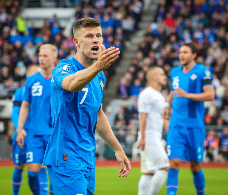 Jói Berg skallaður og fékk rautt í kjölfarið