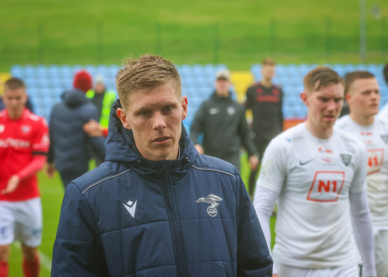 Aron á rúmlega átta mánuði eftir af samningi við Val.