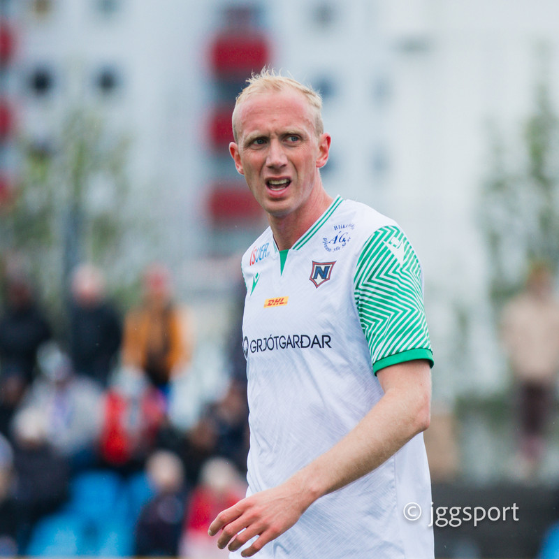 Kenneth Hogg er öflugur miðjumaður.