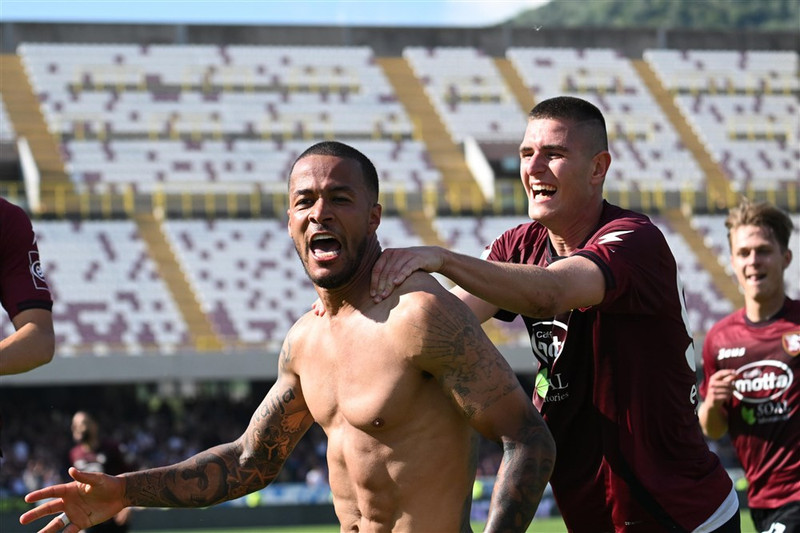 Troost-Ekong fagnar marki með Salernitana þar sem hann var á láni í vetur.