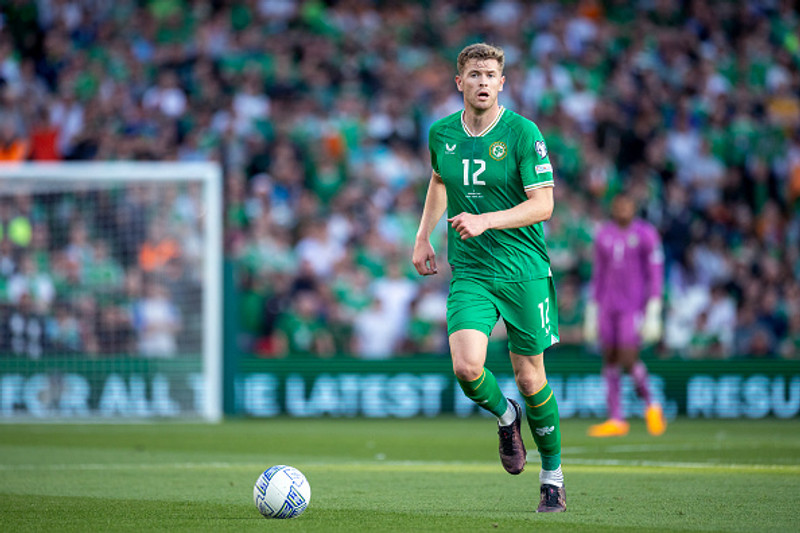Collins er keyptur á 23 milljónir punda og er því dýrasti leikmaður í sögu Brentford.