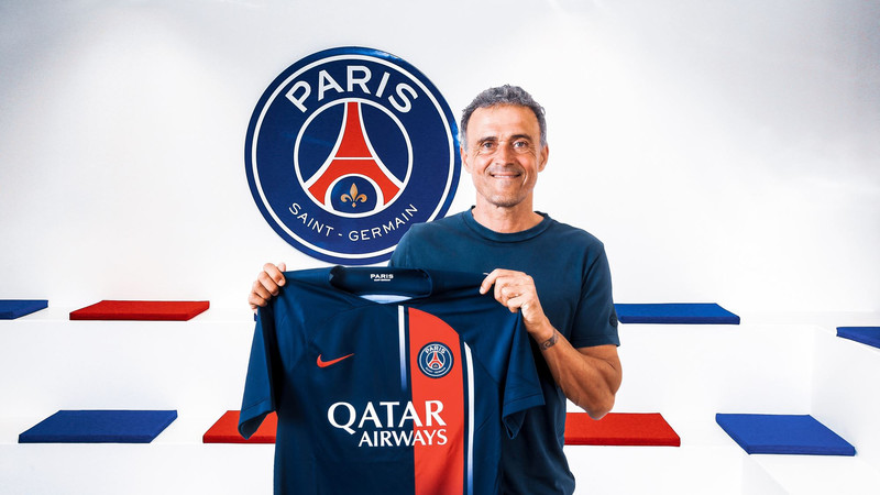 Luis Enrique með PSG treyjuna.