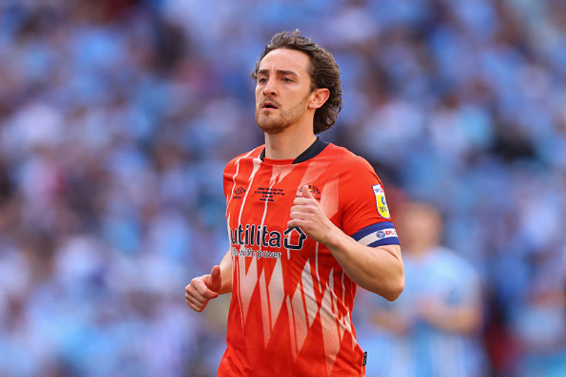 <b>Varnarmaður - Tom Lockyer (Luton Town):</b> Fyrirliðinn frábær í fyrsta sigri Luton, liðið lagði Everton.