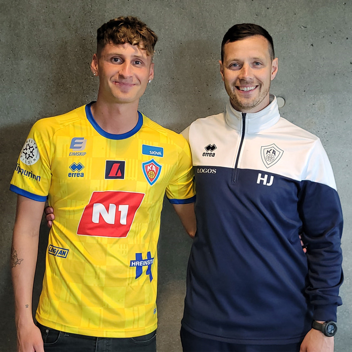 Alex Freyr er kominn í gulu treyjuna. Hér er hann með Hallgrími Jónassyni, þjálfara KA.