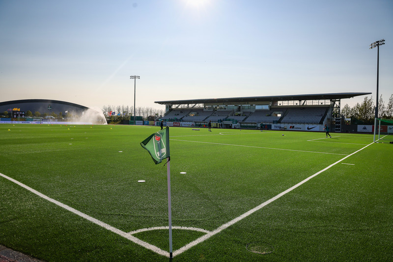 Kópavogsvöllur, heimavöllur Breiðabliks er álitlegasti kosturinn á Íslandi að mati UEFA. Það mun kosta verulegar fjárhæðir að gera hann kláran í leikina.