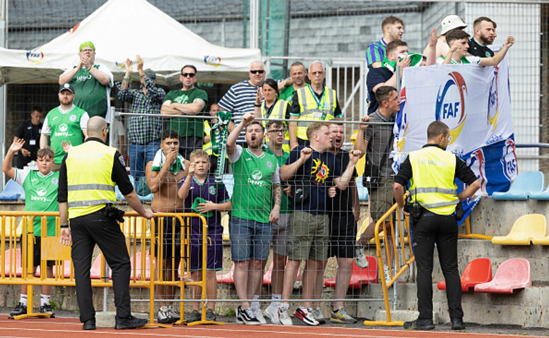Stuðningsmenn Hibernian voru trylltir í gær.