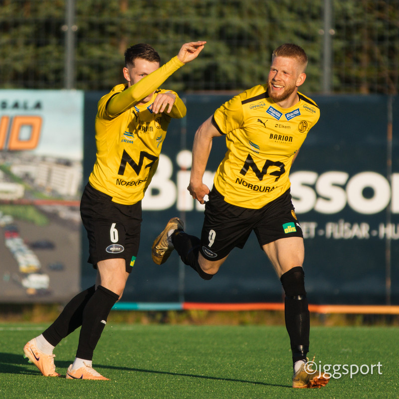 Viktor fagnar marki með ÍA.