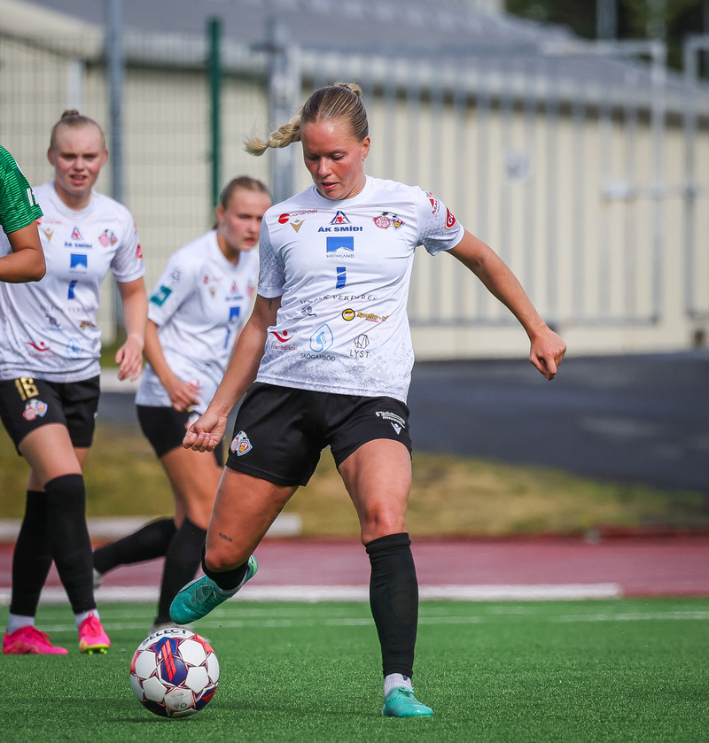 Er að þjálfa og er í námi með fótboltanum.