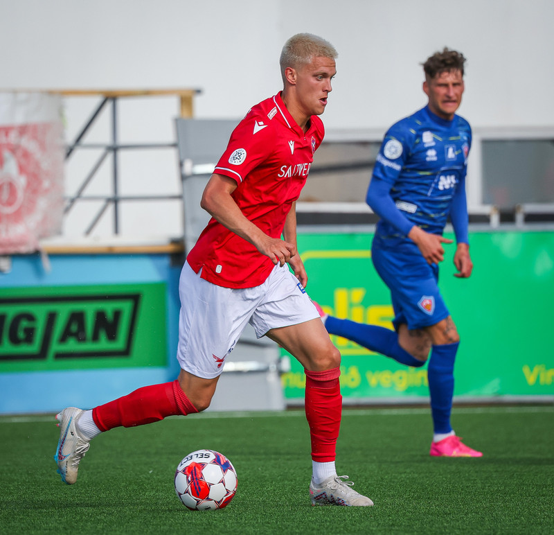 Adam ekki valinn í hóp og bað um að æfa með 2. flokki