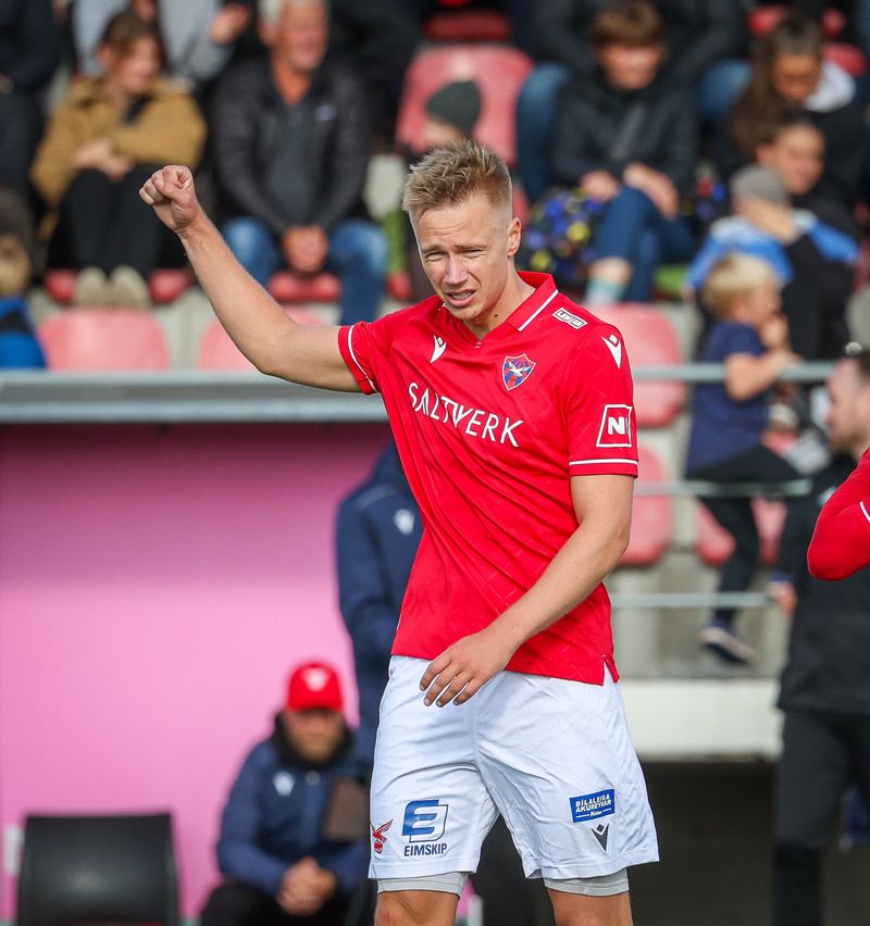 <b>1. Patrick Pedersen (Valur)</b> - 'Vi har Pedersen' syngja stuðningsmenn Vals, skiljanlega hæstánægðir með að hafa danska markaskorarann í sínum röðum. Pedersen hefur raðað inn mörkum fyrir Hlíðarendafélagið og fáir sem þora að veðja gegn því að hann taki gullskóinn í sumar og komist á topp lista yfir erlenda leikmenn sem hafa skorað og lagt upp flest mörk í íslensku deildinni.