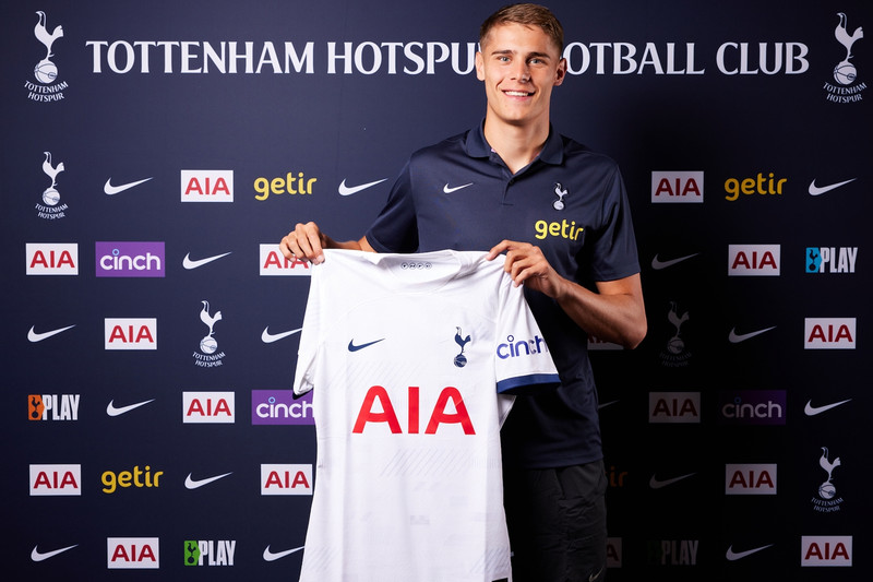 Micky van de Ven er mættur í Tottenham.