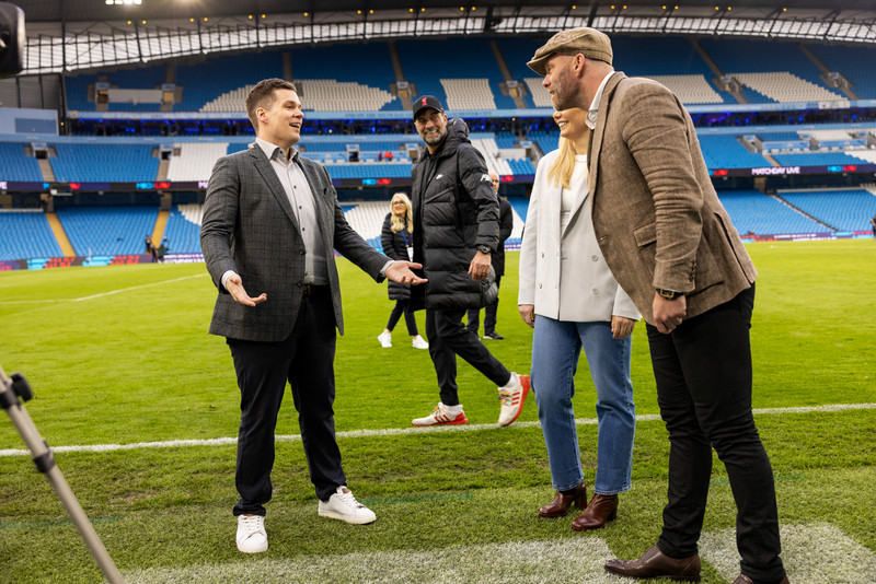 Tómas, Margrét og Eiður fara yfir stöðuna. Klopp fylgist með.