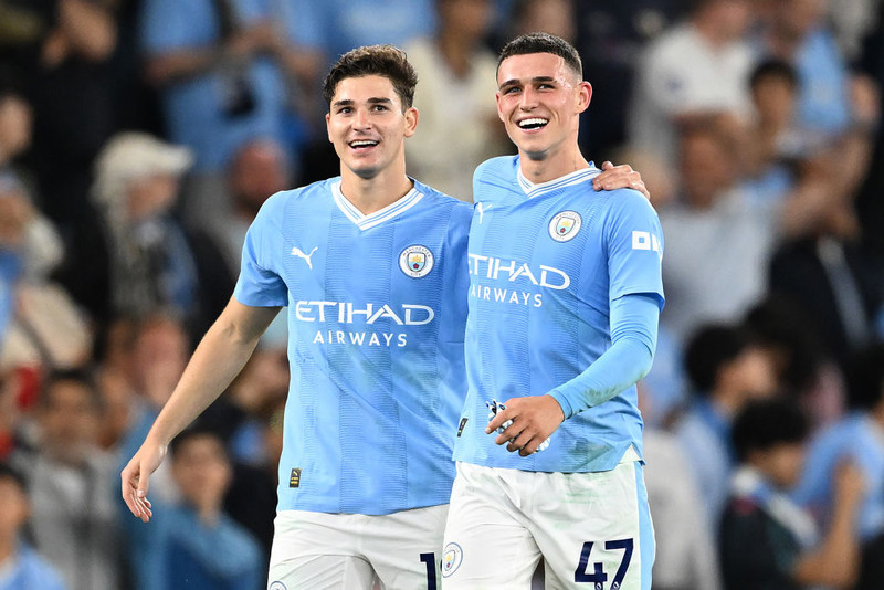 Alvarez og Foden byrja.
