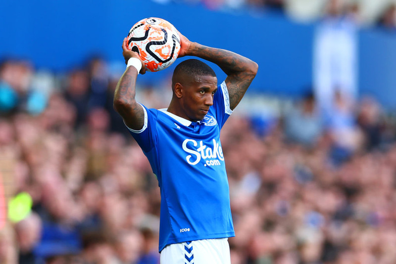 Ashley Young framlengir við Everton (Staðfest)