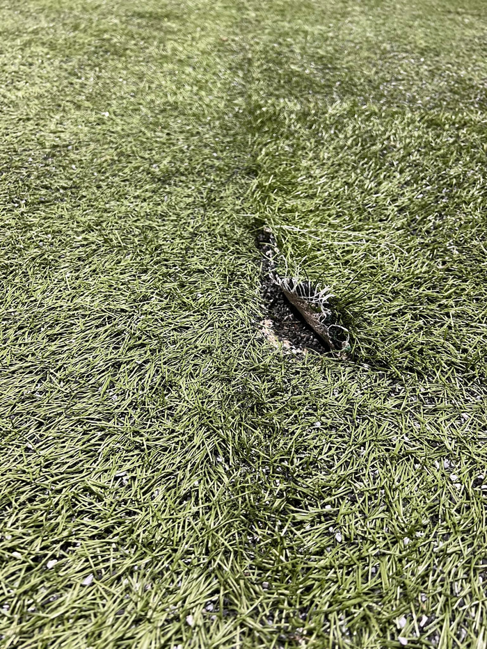 Skemmd í gervigrasinu í hópinu.