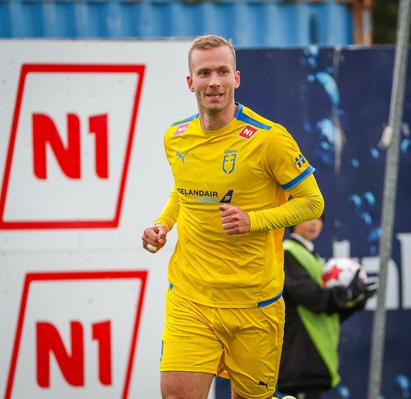Bjarni lék á sínum tíma sextán leiki fyrir yngri landsliðin og skoraði í þeim fimm mörk.