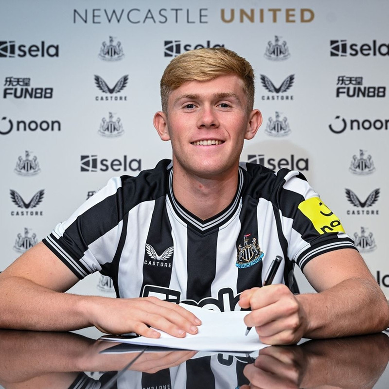 Newcastle kaupir Lewis Hall