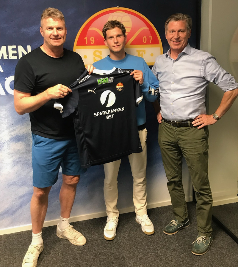 Frá vinstri: Jostein Flo (yfirmaður fótboltamála hjá Strömsgodset), Logi Tómasson og Ólafur Garðasson (umboðsmaður Loga).