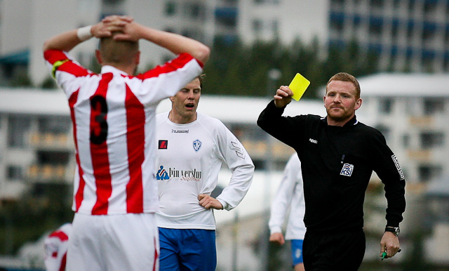 Menn eru ekki alltaf sáttir við ákvarðanir dómarans, en þeir eru mikilvægur hluti leiksins.