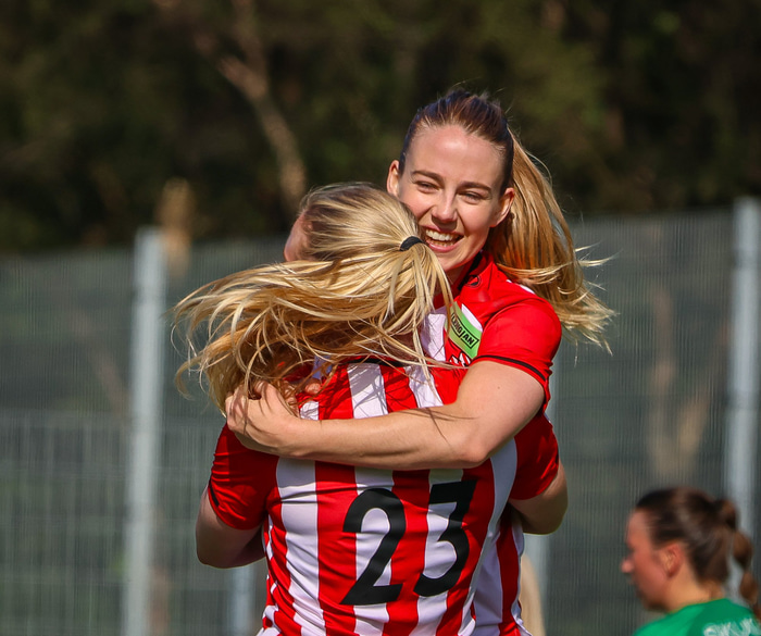 Fagnar marki með Þrótti í fyrra.