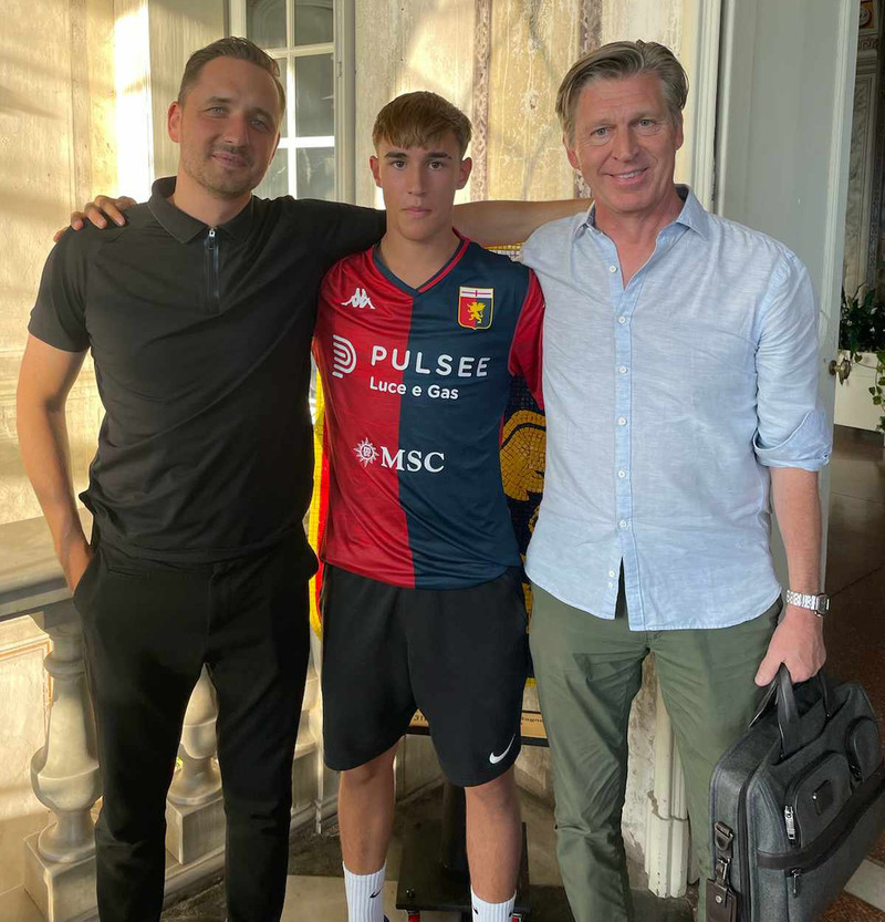 Ágúst Orri eftir að skrifað var undir á þriðjudagskvöld. Með honum á myndinnu eru Marcel Klos sem er tæknistjóri Genoa og Ólafur Garðarsson sem er umboðsmaður Ágústs.