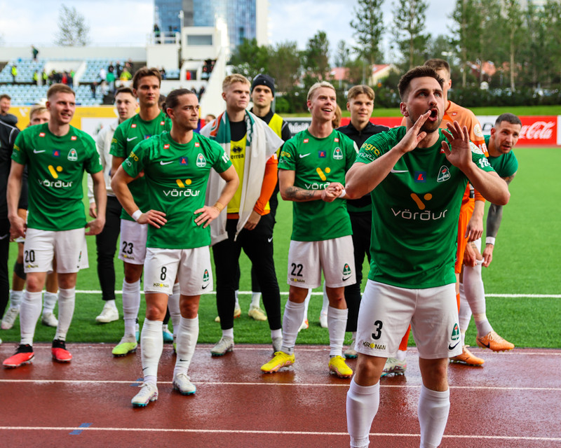 Stýrir fagnaðarlátunum með stuðningsmönnum.