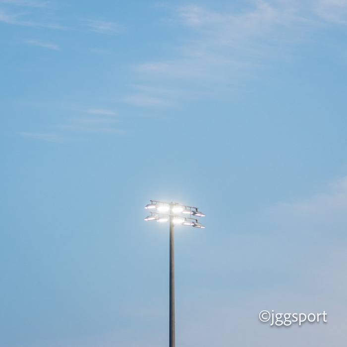 Flóðljósin á Kópavogsvelli standast ekki kröfur UEFA en það fékk leyfi til að spila leikinn að degi til.