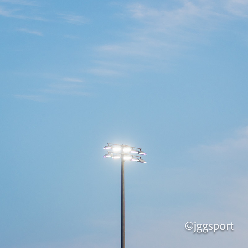 Flóðljósin á Kópavogsvelli standast ekki kröfur UEFA en það fékk leyfi til að spila leikinn að degi til.