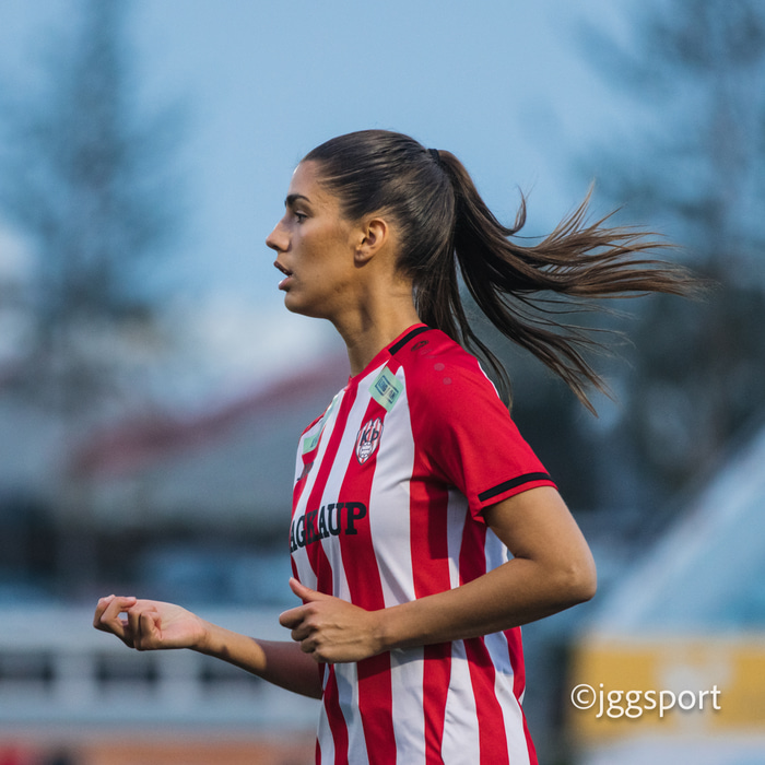 Jelena Tinna Kujundzic, sterk í vörninni.