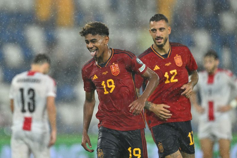 Lamine Yamal, sextán ára vængmaður Barcelona, varð fyrir valinu.