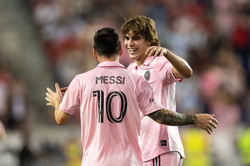 Benja Cremaschi og Lionel Messi