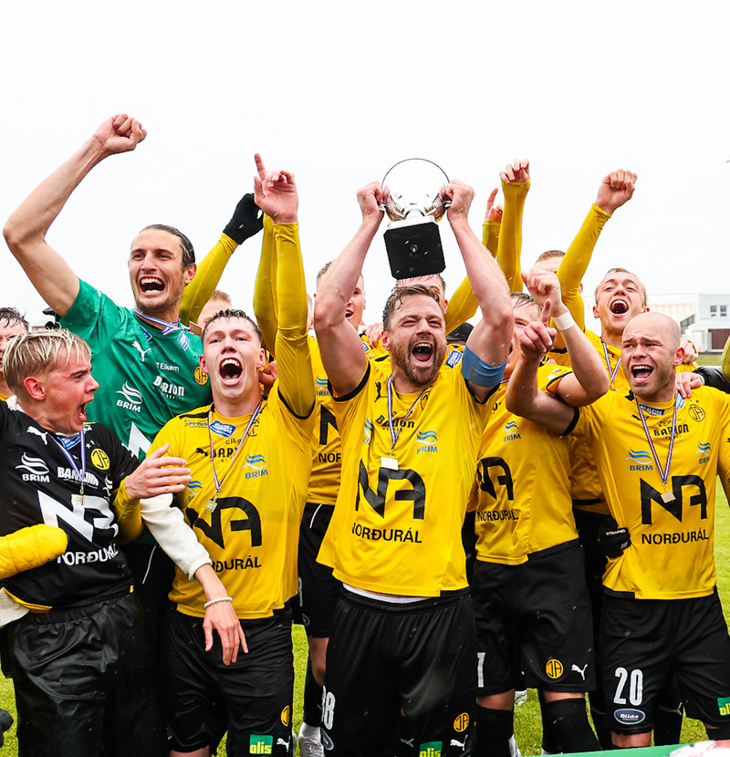 Arnór með bikarinn í dag.