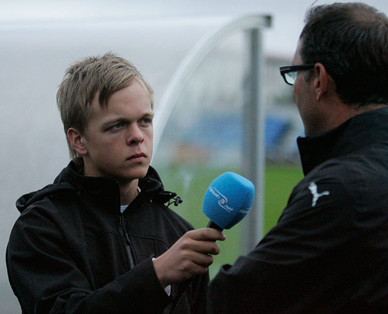 Arnar Daði Arnarsson byrjaði 12 ára að vinna við Fótbolta.net.Hér er hann 18 ára að taka viðtal við Willum Þór Þórsson árið 2010.
