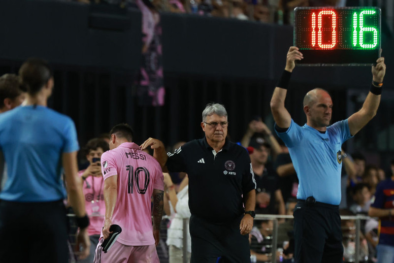 Lionel Messi fór meiddur af velli
