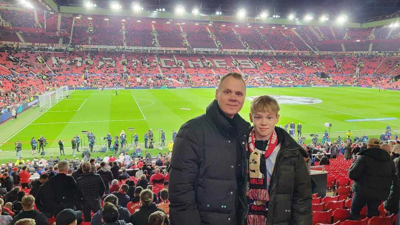 Stefán með syni sínum Gunnari Inga á Old Trafford, seinni leikur gegn Atletico Madrid í Meistaradeildinni sem endaði með 0-1 tapi.
