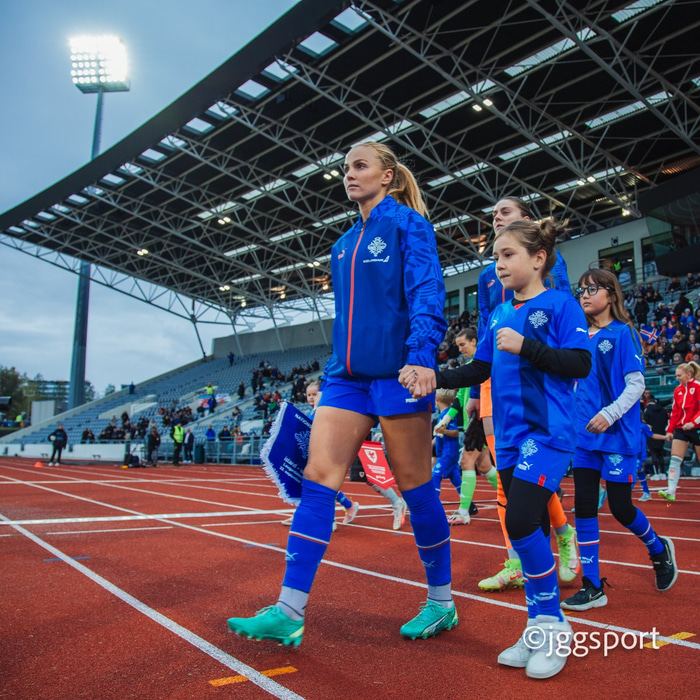 Glódís gengur út á Laugardalsvöll.