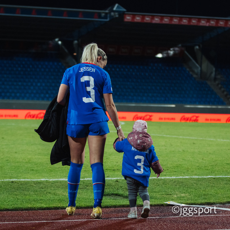 Sandra María með dóttur sinni.